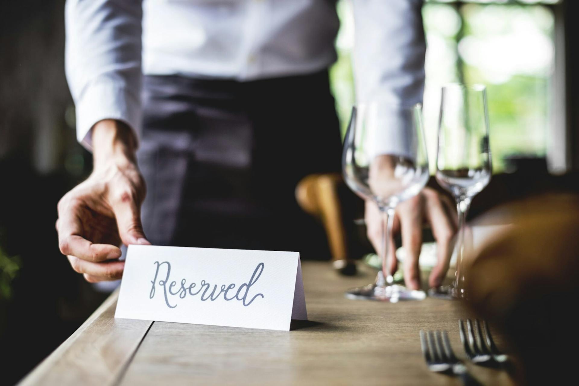 Restaurant Reservation Email Tips: Boost Retention & Reduce No-Shows