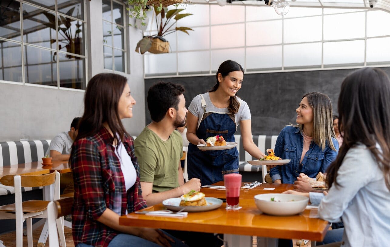 Aussies to spend 30% less dining and drinking out amidst cost-of-living pressures, according to new SevenRooms research