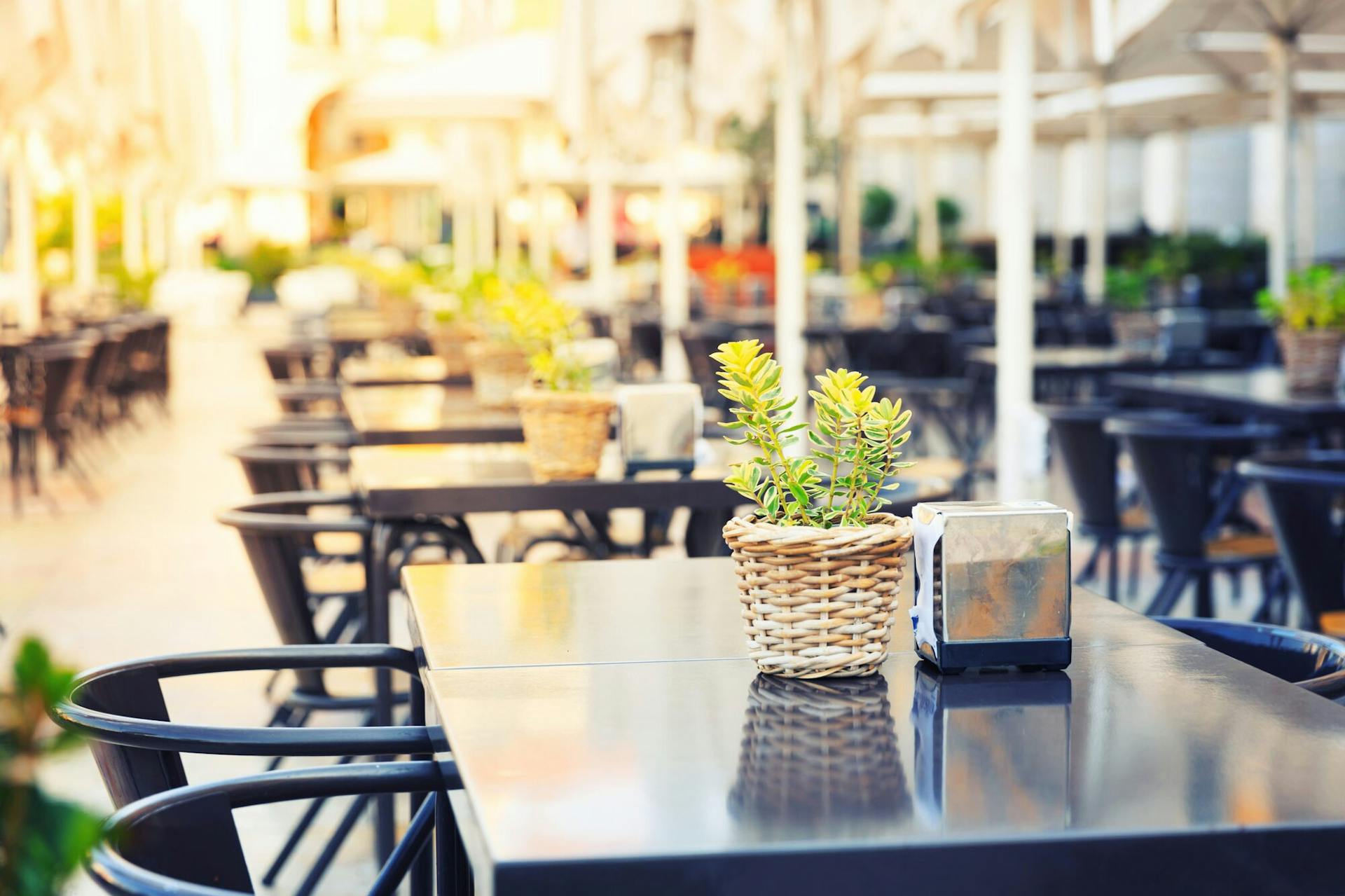 How To Optimize Your Restaurant Seating Layout and Table Management Strategy For COVID-19