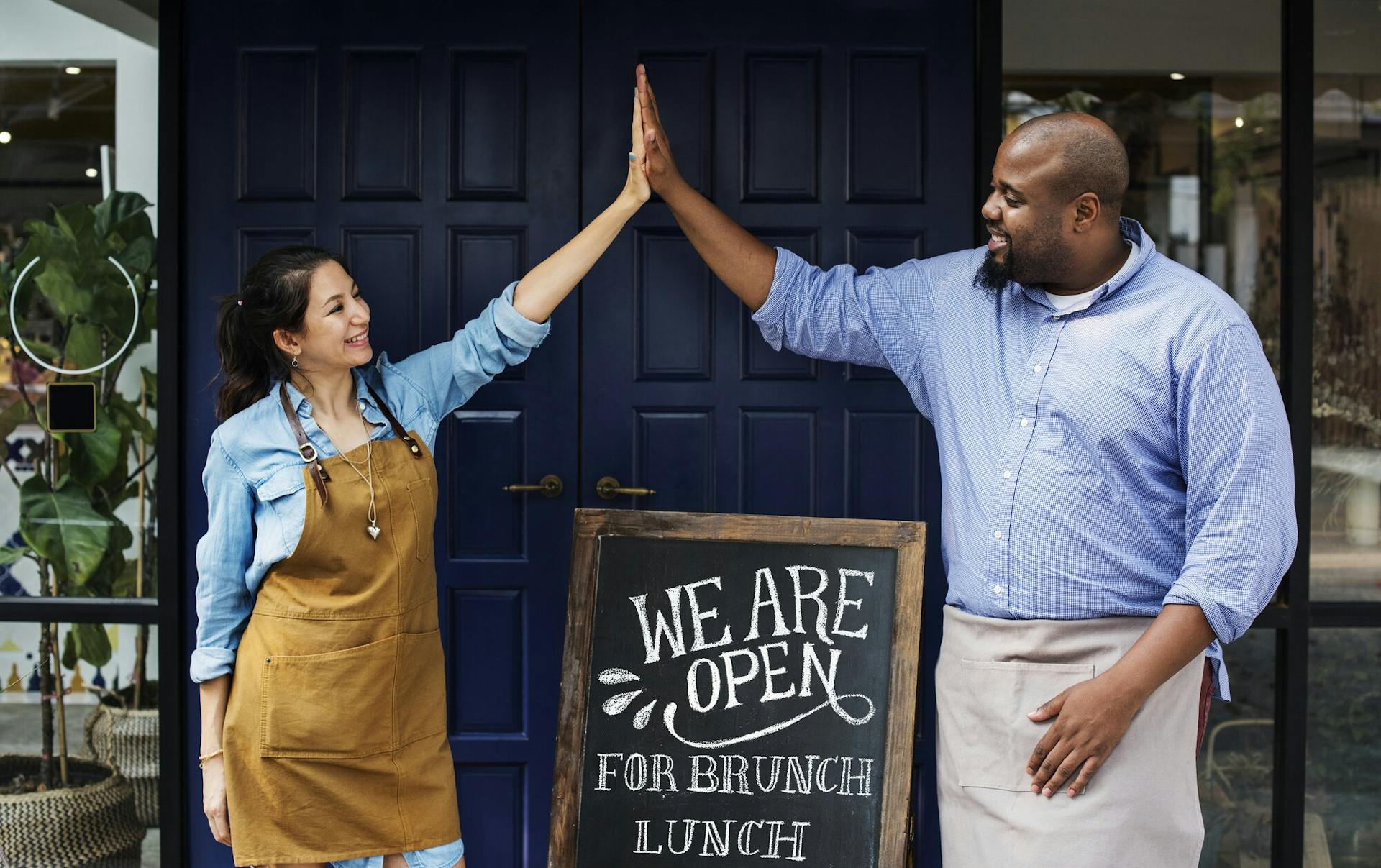 6 Marketing & Branding Tips To Attract More Restaurant Customers